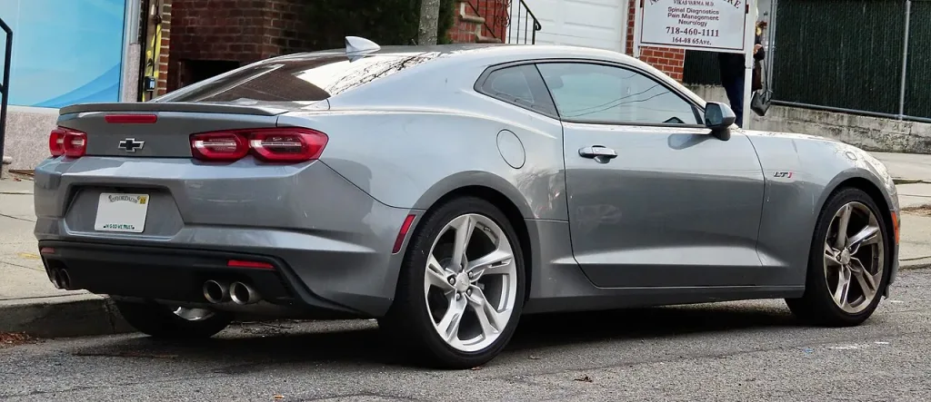 Chevrolet Camaro LT1 1SS, arka görünüm; donanım fotoğraftan doğrulanmaz