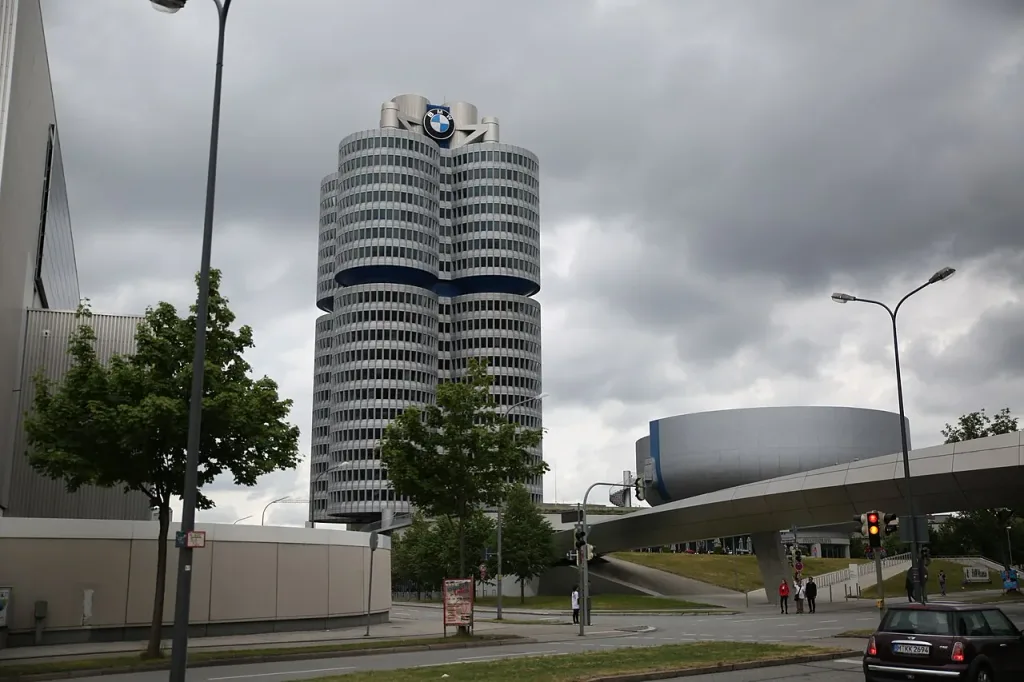 BMW genel merkezinin Münih’teki silindir biçimli binası