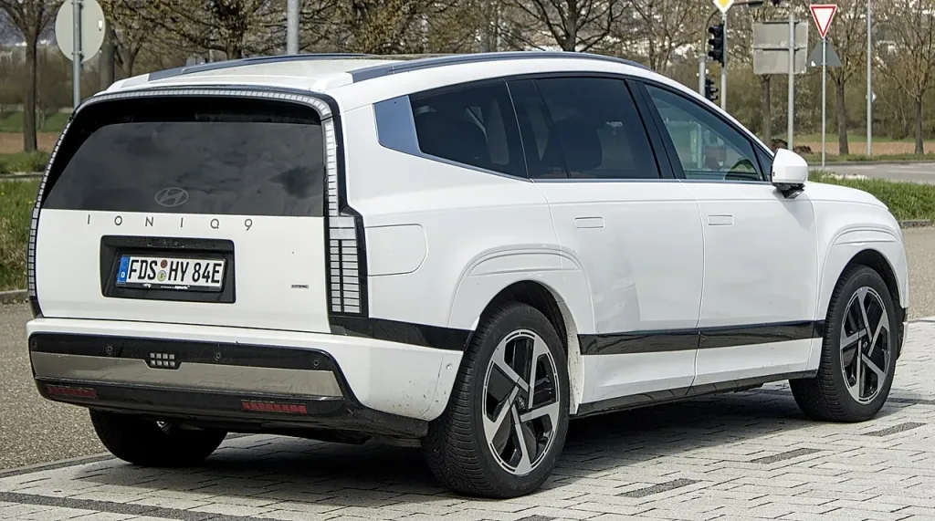 Hyundai IONIQ 9, Esslingen, Nisan 2026. Fotoğraf standart modelin görünümünü gösterir; Black Ink donanımı değildir.