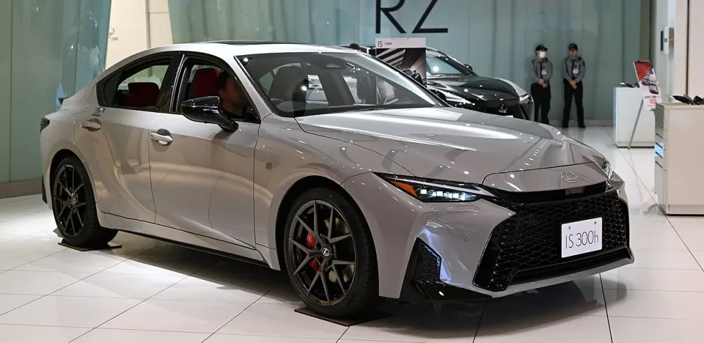 2026 Lexus IS 300h F SPORT; güncellenen IS ailesinin Japonya örneği.