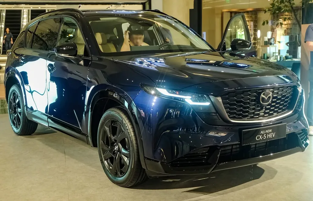 Üçüncü nesil Mazda CX-5 (KM), Navy Blue Mica renginde; 2.5 e-Skyactiv-G AWD sürümü.