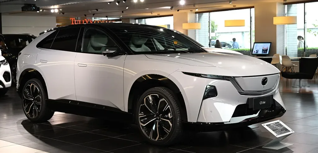 2026 Mazda CX-6e; elektrikli SUV'un gerçek fotoğrafı.