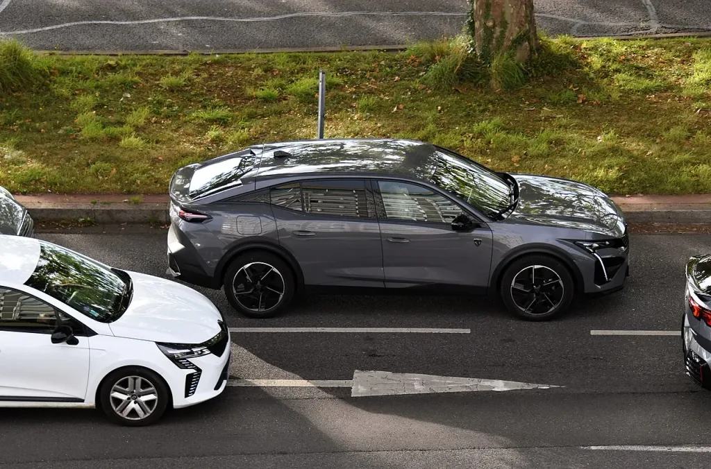 Peugeot 408 Hybrid 225, ilk tasarım · 2025