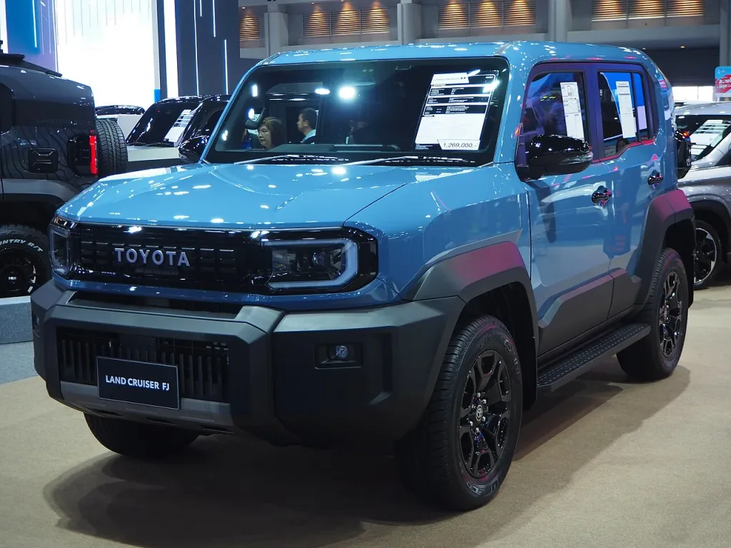 2026 Toyota Land Cruiser FJ 2.7 4WD; J240 ailesi. Bangkok otomobil fuarı fotoğrafı.